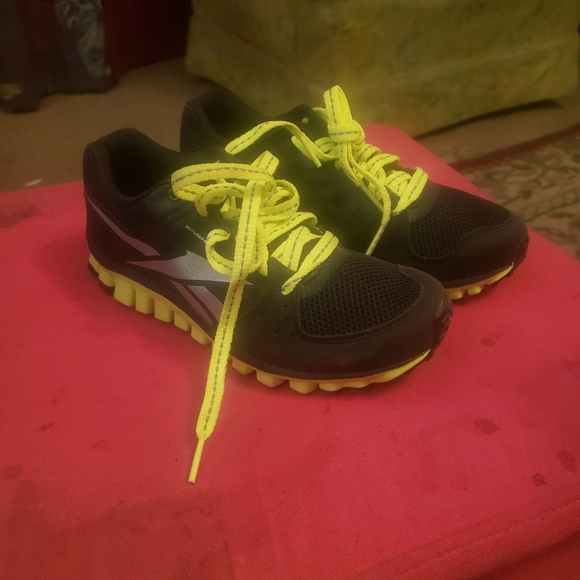 boys running shoes size 4